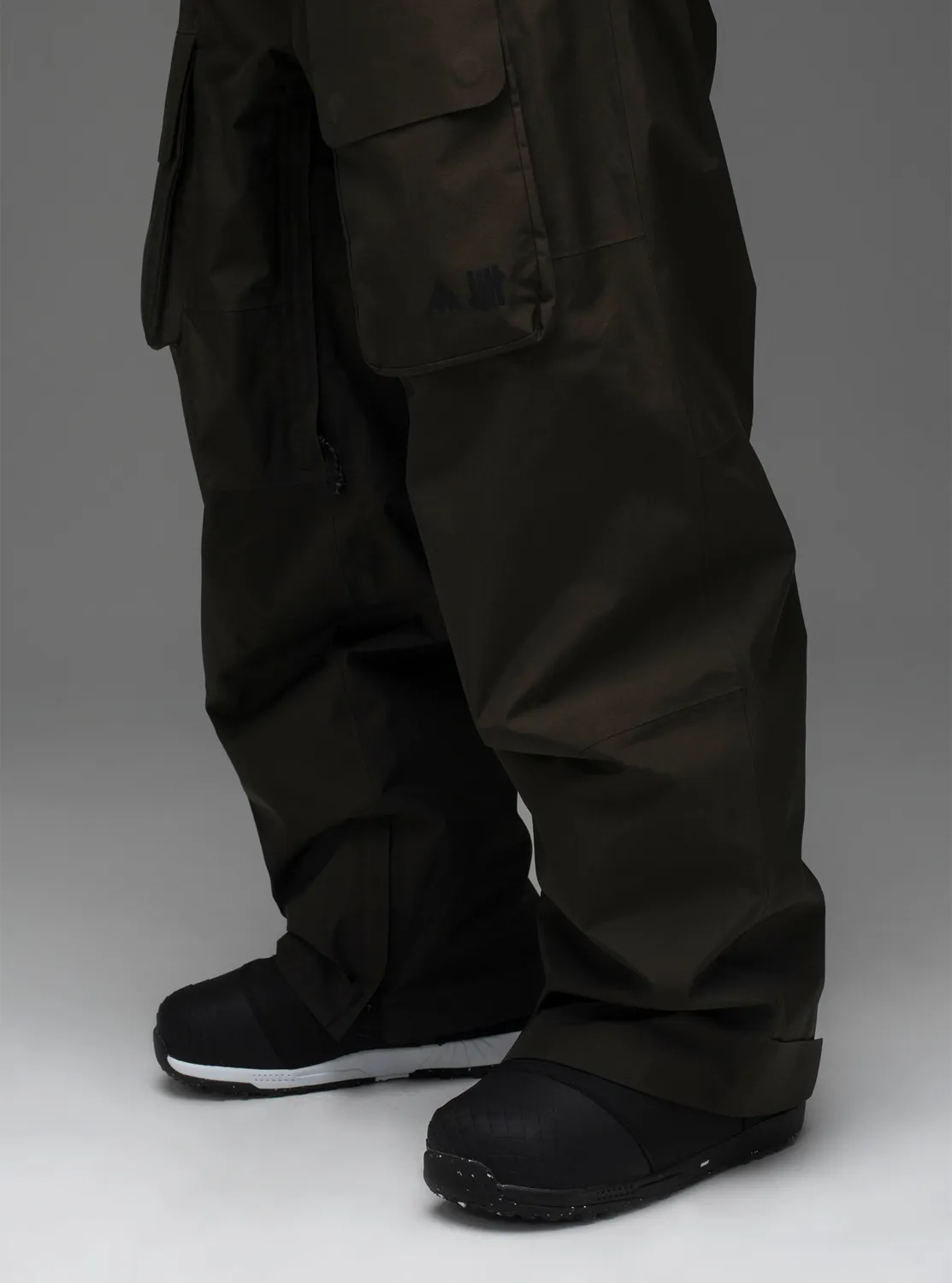 Burton x Undefeated 2L GORE-TEX hängselbyxor Charcoal